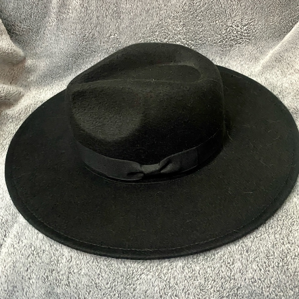 Elegant Black Wide-Brim Hat